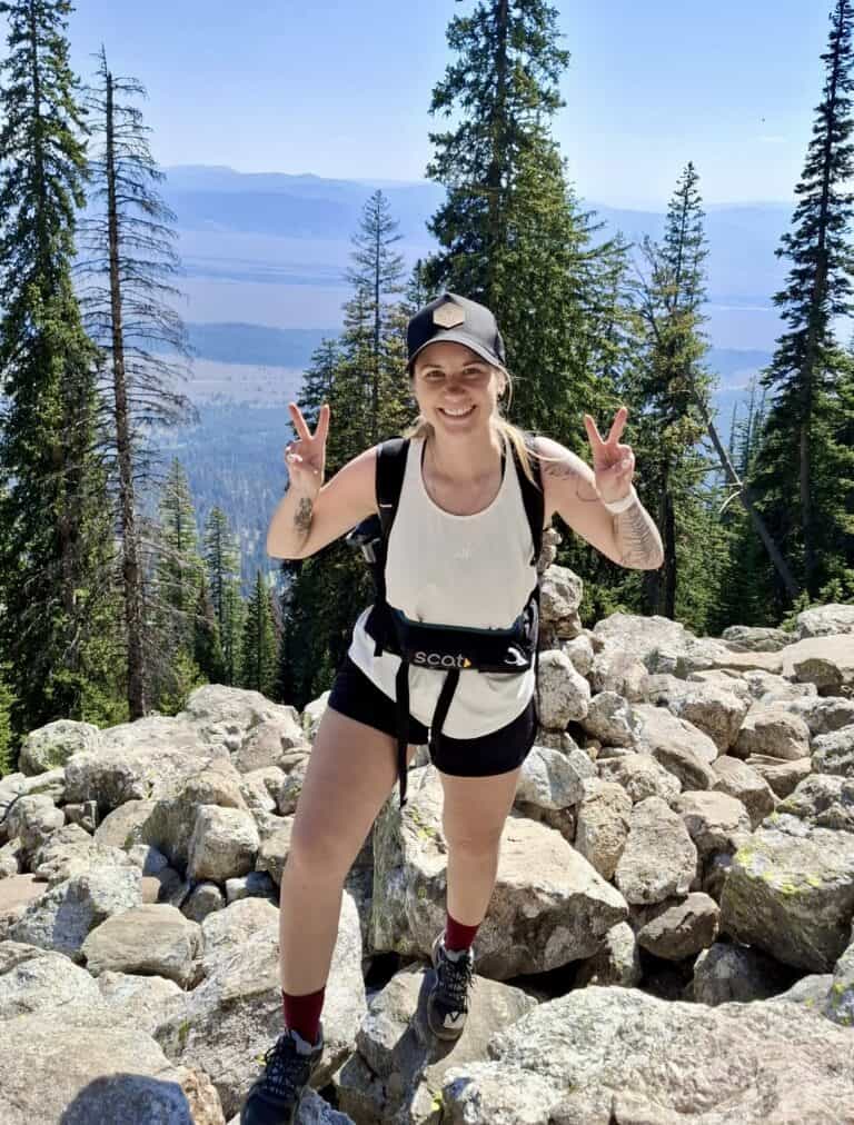 Uśmiechnięta dziewczyna, autorka przewodnika, podczas hikingu w górach Grand Teton